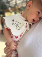 Delicate collar with embroidery